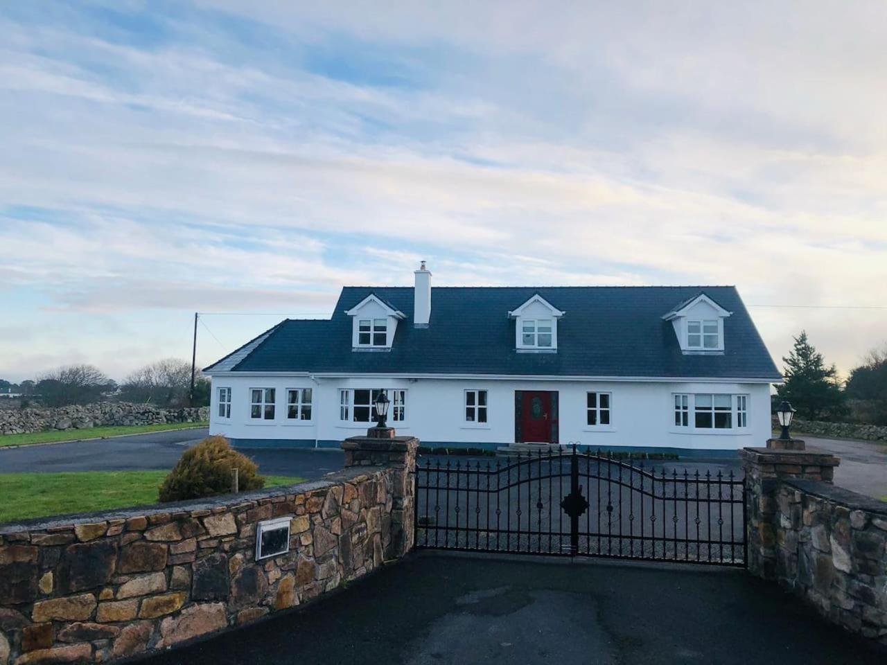 Connemara. 3 Bedroom, 8 Bed, Holiday Home Голуэй Экстерьер фото