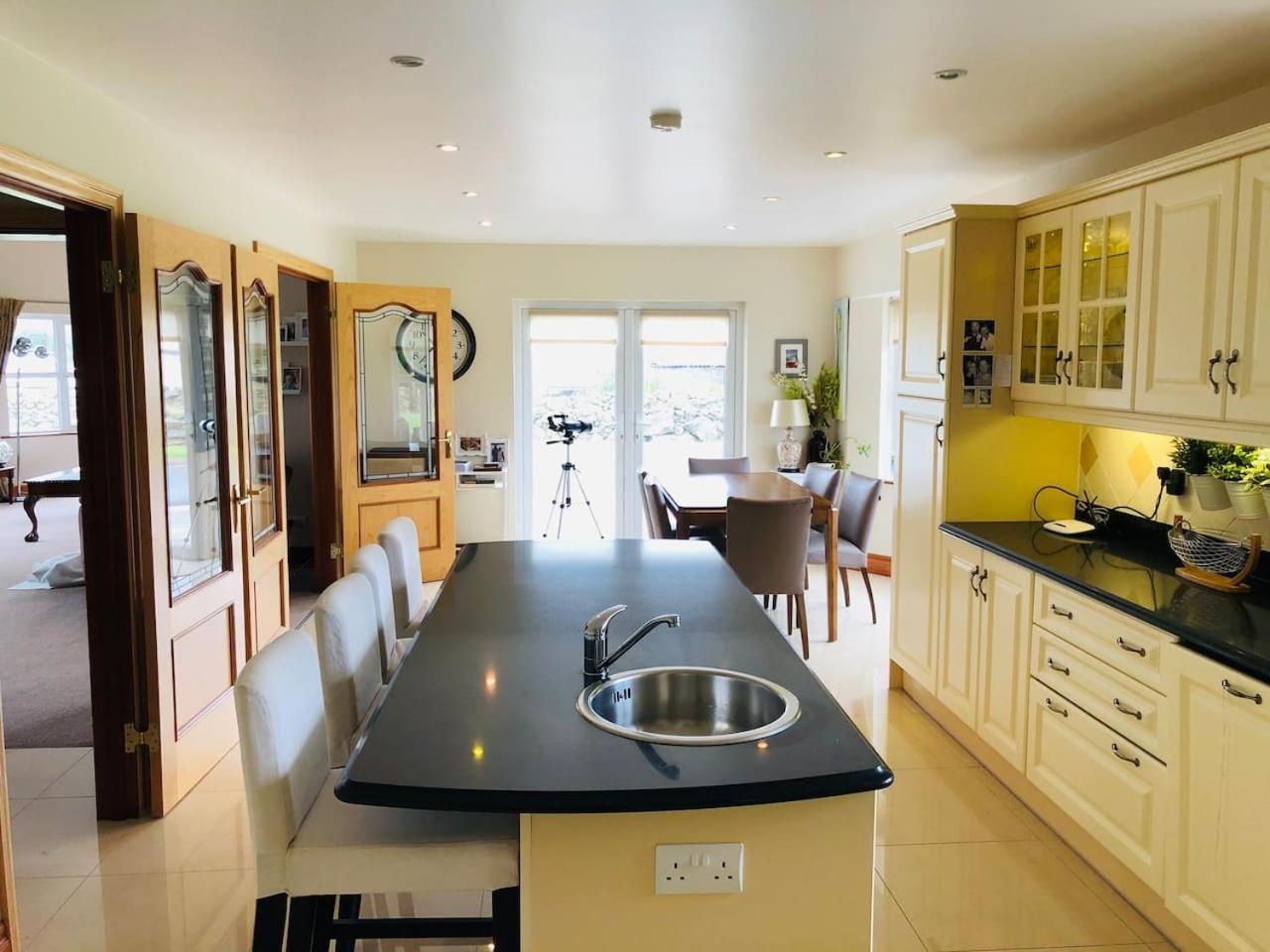 Connemara. 3 Bedroom, 8 Bed, Holiday Home Голуэй Экстерьер фото