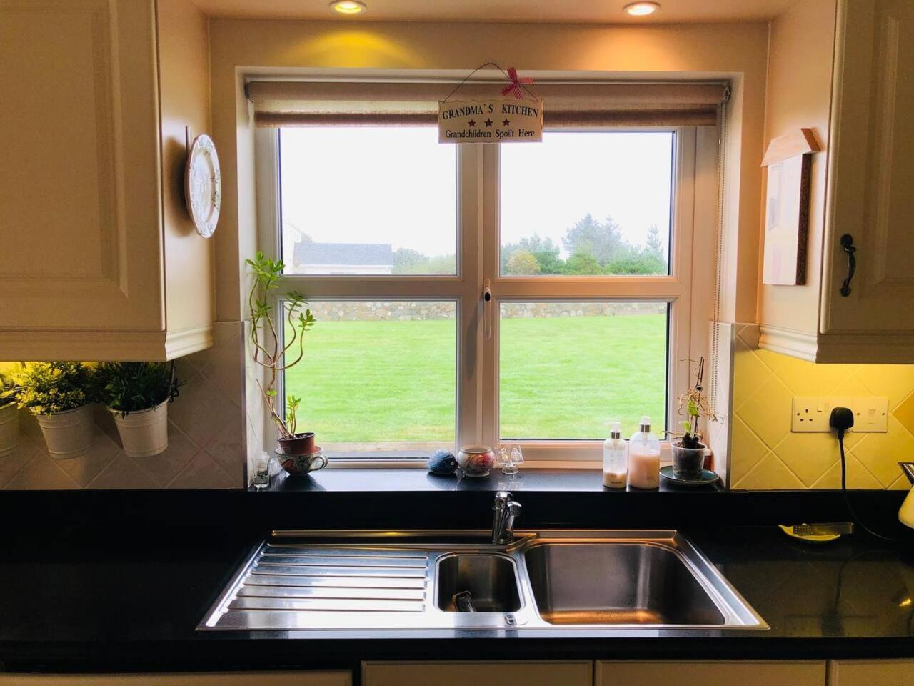 Connemara. 3 Bedroom, 8 Bed, Holiday Home Голуэй Экстерьер фото