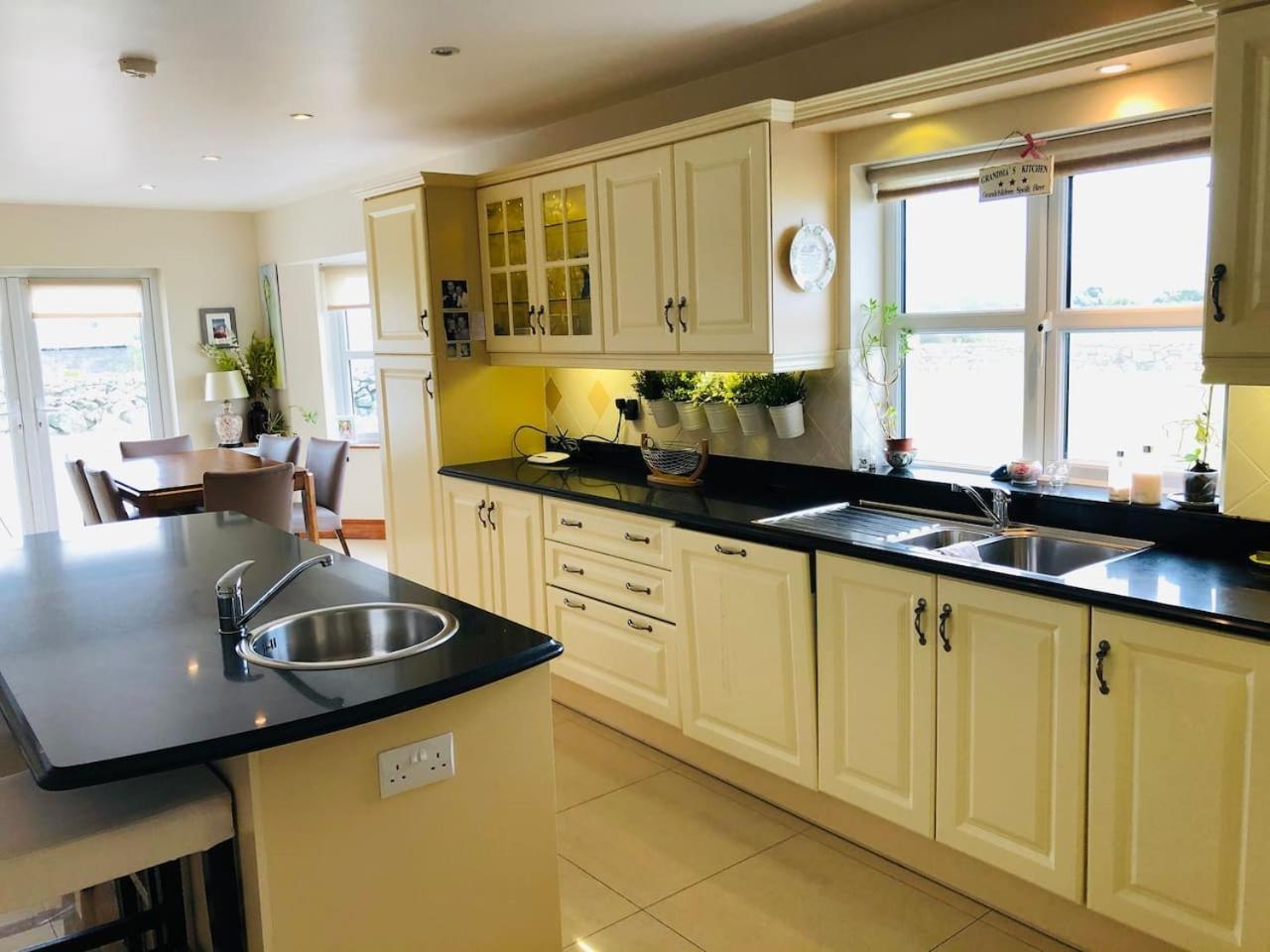Connemara. 3 Bedroom, 8 Bed, Holiday Home Голуэй Экстерьер фото
